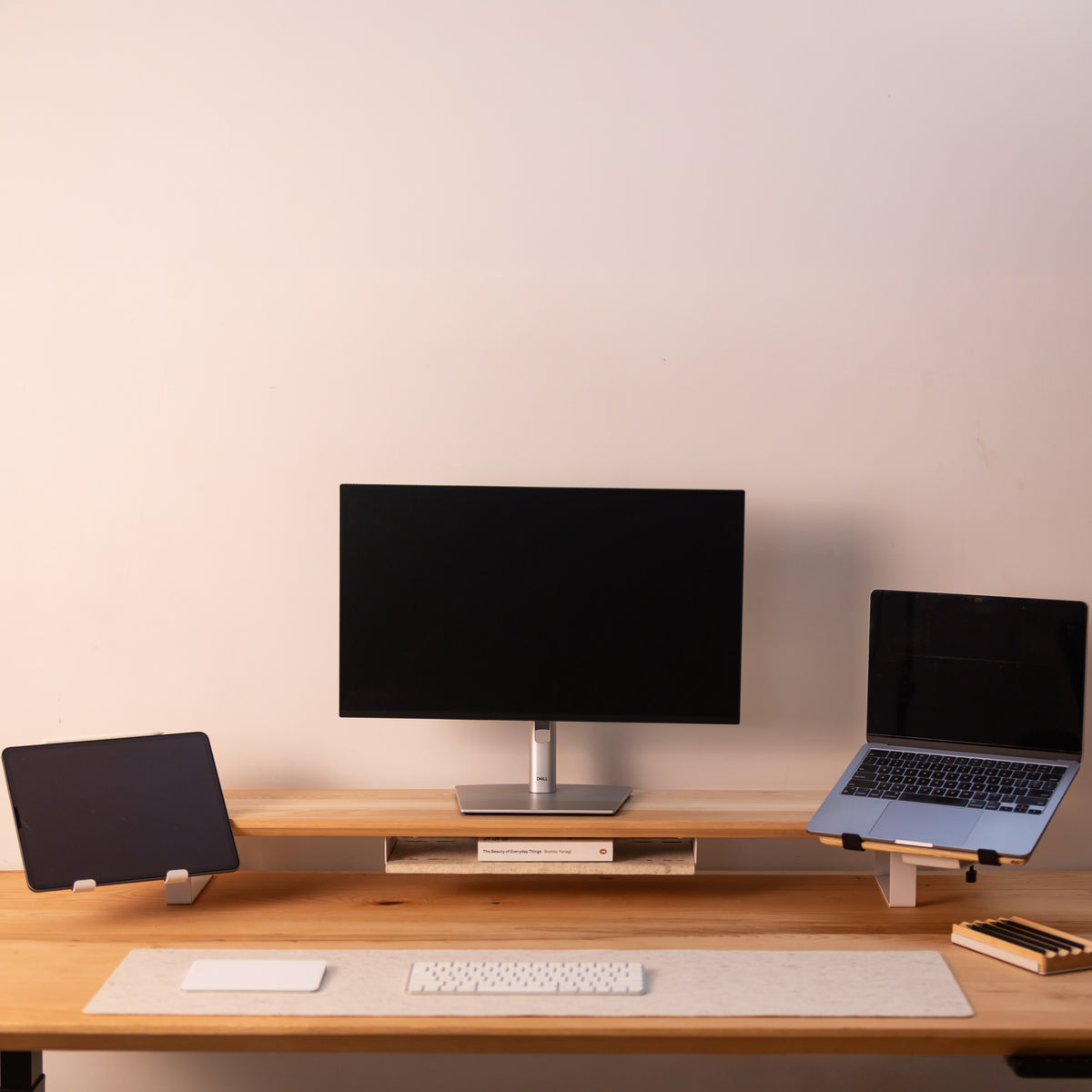 White Metal | IPad lifestyle