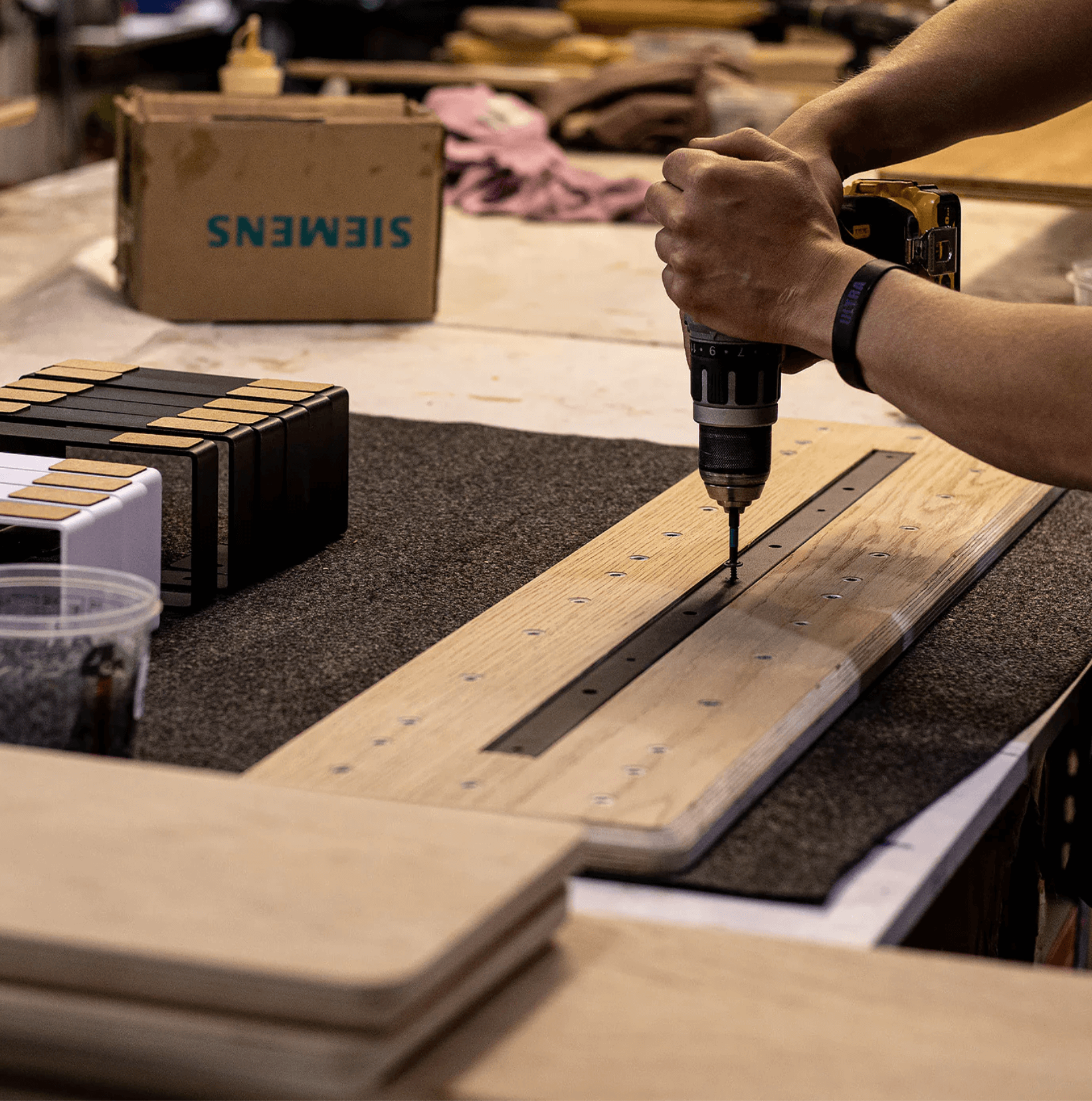 Kanoki employee Screwing chaneel for support under  Monitor stand